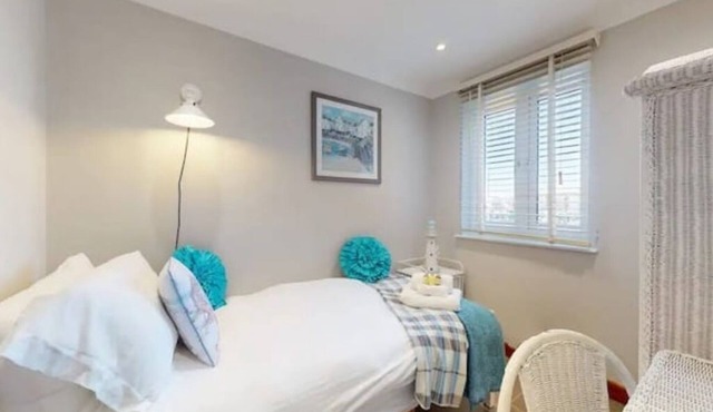 Modern Marina View Retreat | 3BR | Free Parking | Waterfront Bliss