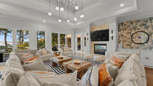 Modern Masterpiece by AvantStay Waterfront Private Dock