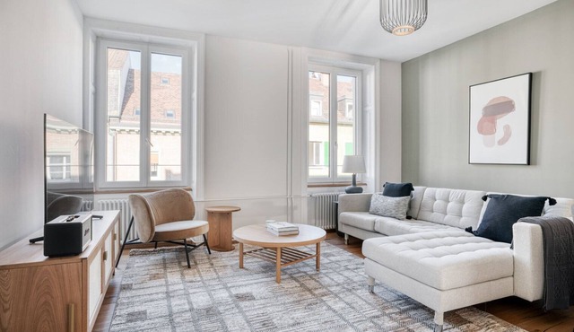 Modern Matthäus 3 Room w/Storage, nr Market, by Blueground