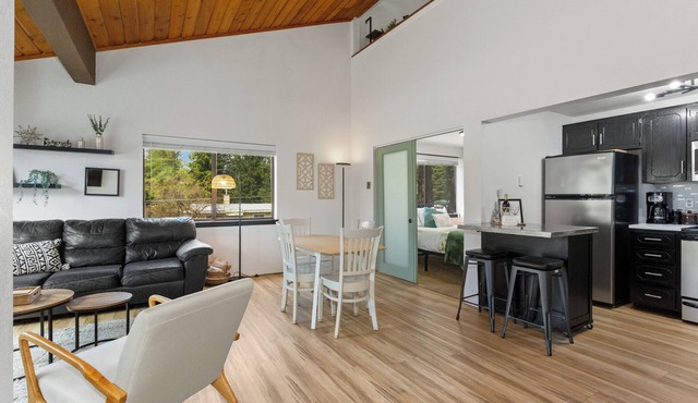 Modern McCall Mountain Gem - Pet-Friendly - Less than 1 Mi to Lake & Downtown