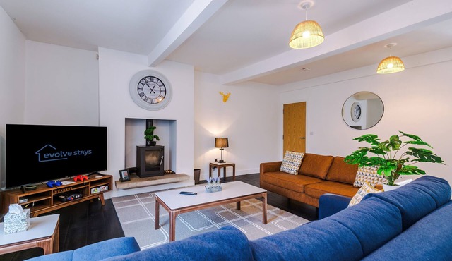 Modern MCR 3BR Home Games 2.5 Baths Sleeps 8