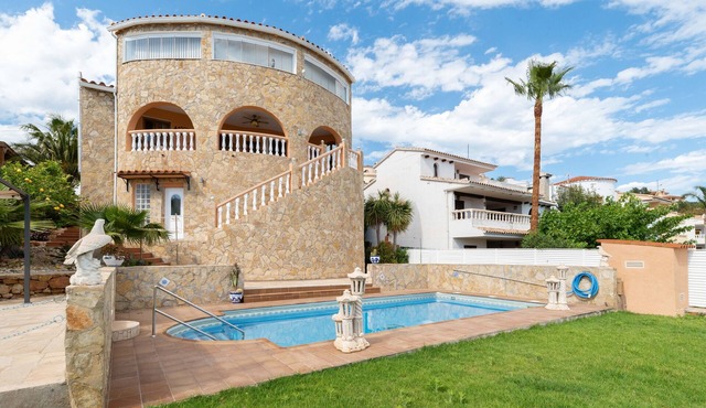 Modern-Mediterranean villa, large pool, sea view, lots of beach, sleeps 10