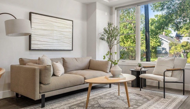 Modern Mediterranean 4BR near Downtown w/Cable