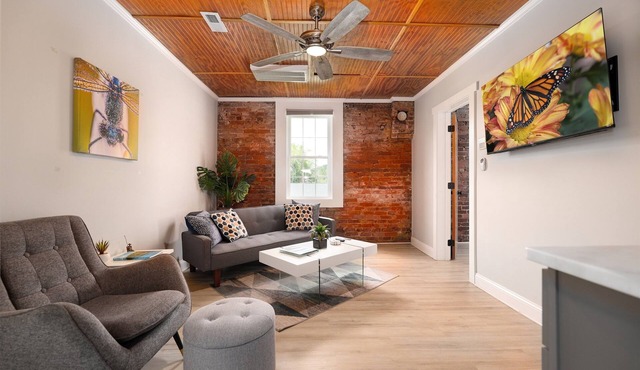Modern meets Classic: Cozy condo on Smith River