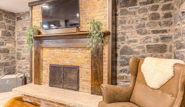 Modern Meets Rustic- 2 Bedroom in Old Quebec