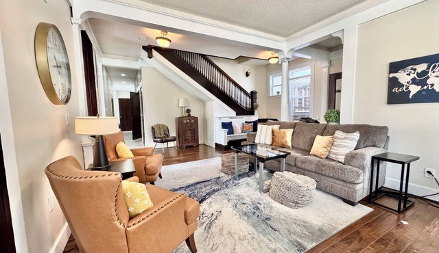 Modern Meets Vintage! 5 BEDROOMS. Game Room, Patio, FUN!