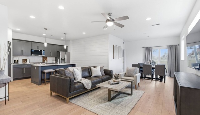 Modern Meridian Retreat - Spacious 4 Bedroom - Walkable Downtown