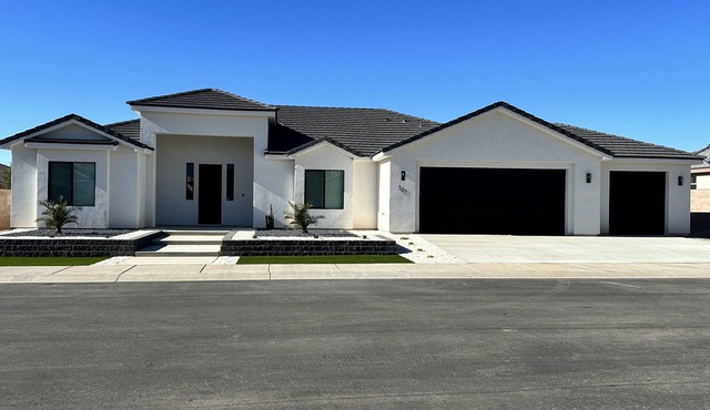 Modern Mesquite New Home perfect for golfers and families alike.