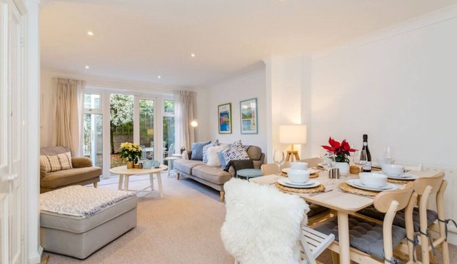 Modern Mews House City Centre location with free parking and outdoor space