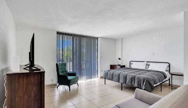 Modern Miami Studio w King & Tub - 205