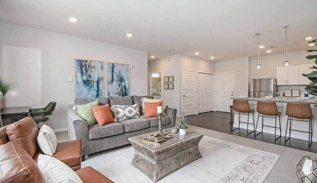 Modern Midtown Condo w/ King Bed & UG Parking