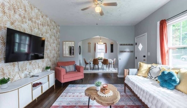 Modern Midtown Getaway! Central location for 12!