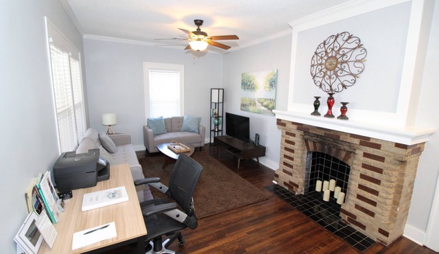 Modern Midtown Home -Dogs OK -Work Desks -Porch Swing -Fully Privacy Fenced Yard