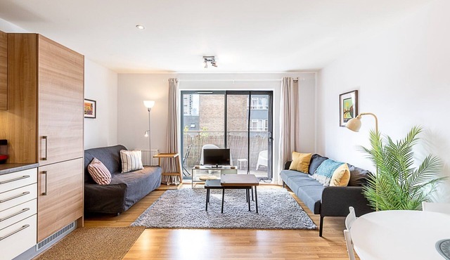 Modern Mile End Flat with Balcony & Terrace