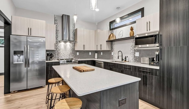 Modern Mill House -Luxury Stay with outdoor living -Walk downtown- Pets Welcome