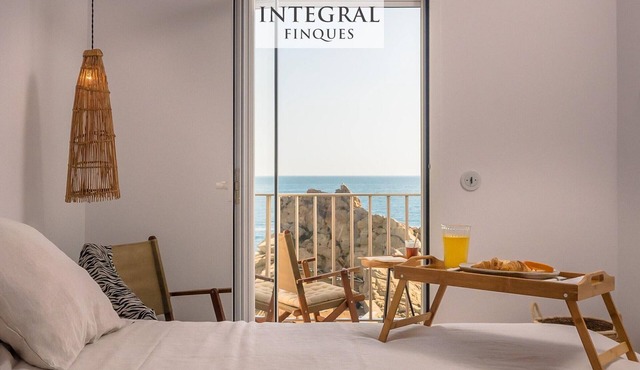 Modern Minimalist Apartment in Palamós with Parking