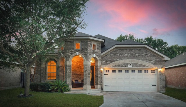 Modern, minimalist home. Family-sized, smart home with backyard, pet-friendly!n