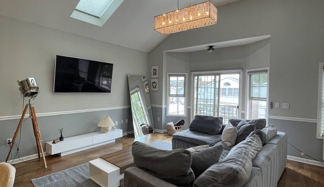 Modern minimalistic 3 bdr Apt Townhouse