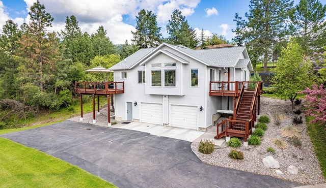 Modern Missoula home with AC, WiFi, 2-car garage, sleeps 10, & beautiful views!