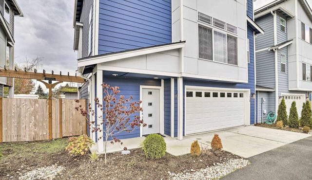 Modern Monroe Home - Private Yard & Mtn Views