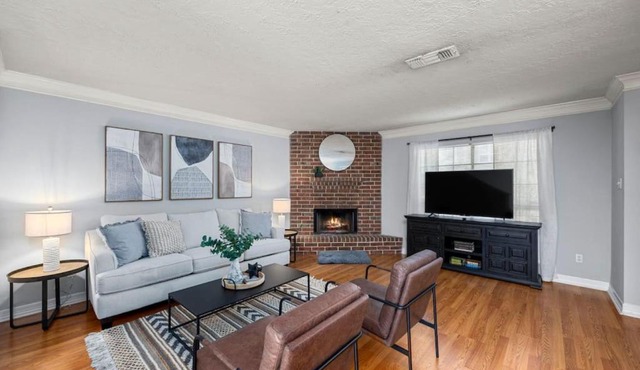 Modern Montrose 2BR Townhome Sleeps 10 with Gated Parking
