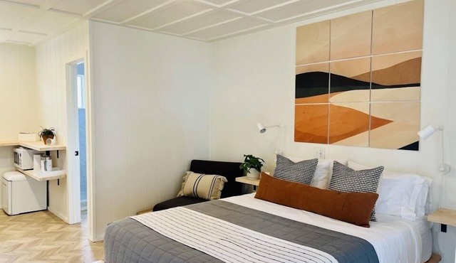 Modern Motel Suite With Kitchen