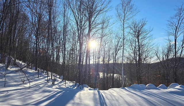 “Modern Mountain Retreat with Panoramic Views – 2BR, Sleeps 6, Ski or Retreat