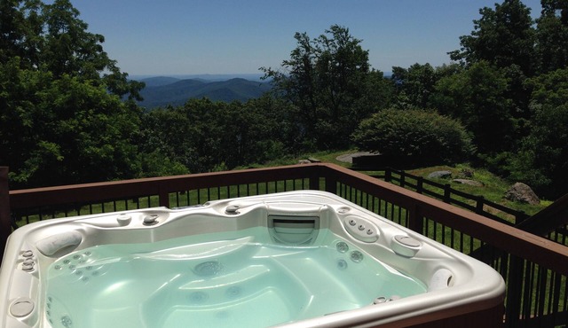 Modern Mountain Retreat: Hot Tub, Chef's Kitchen, Game Room & Ski Access