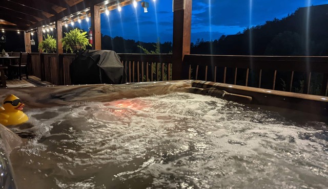 Modern Mountain Cabin~Private Hot Tub~Pool Table~Games~Just Because