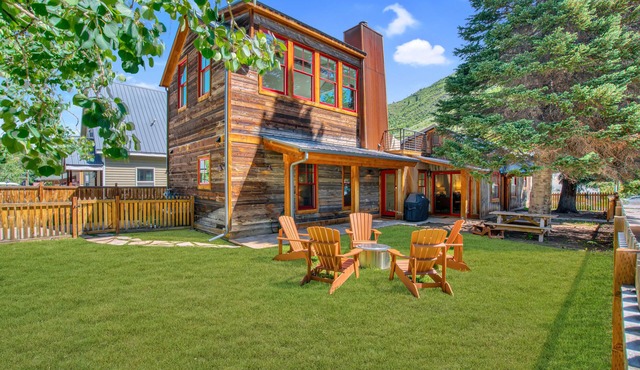 Modern Mountain Cabin in Downtown Minturn. 1 Block off Main Street.