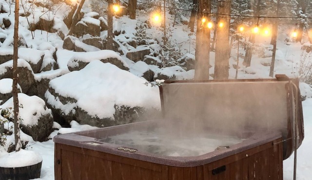 Modern Mountain Cabin with Treehouse & New Hot Tub Under the Stars near RMNP