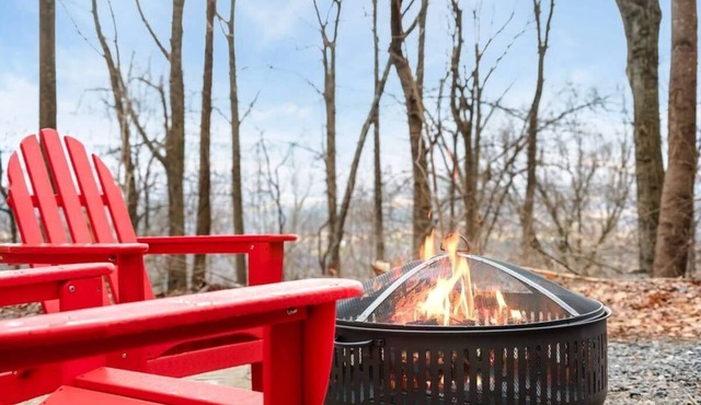 Modern Mountain Cottage w Hot Tub, Fire Pit, WiFi