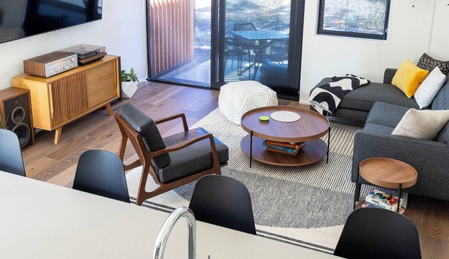 Modern Mountain Cottage, walking distance to charming town of Sisters, Oregon