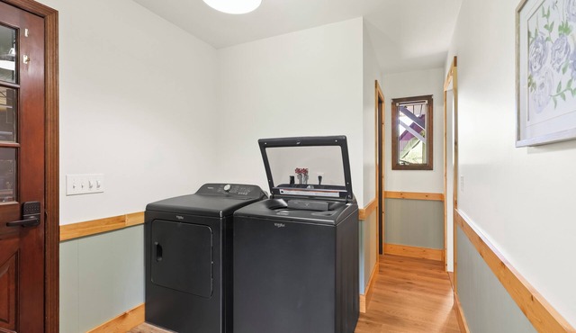 Modern Mountain Escape in the Heart of Ashe County. 10 minutes to West Jefferson