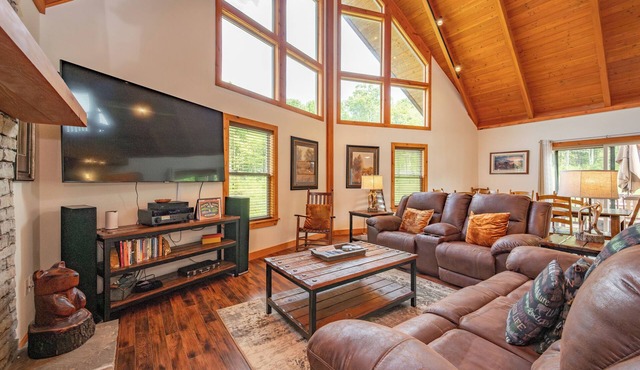 Modern Mountain Escape w/Hot Tub & Games