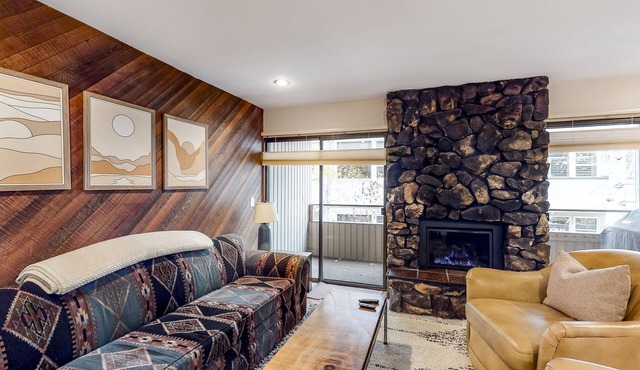 Modern Mountain Gem near Lifts w/Free WiFi, Gas Fireplace, Shared Hot Tub/Sauna