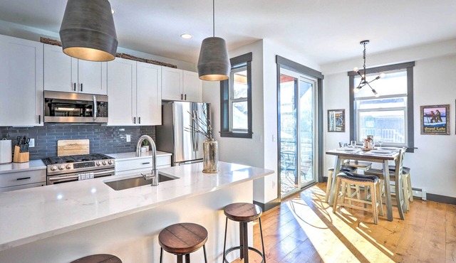 Modern Mountain Getaway, Walk to Grand Lake!