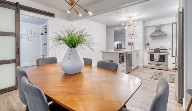 Modern Mountain Getaway – Mins to River & Downtown