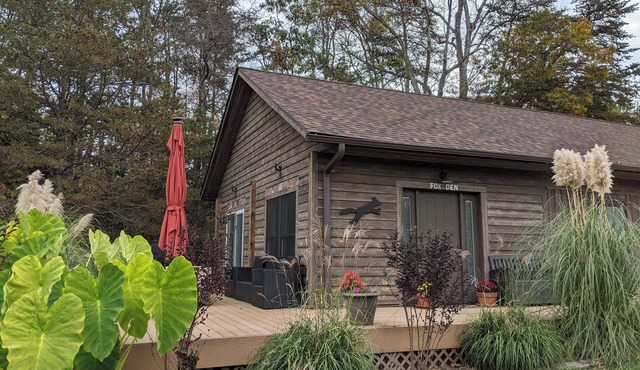 Modern mountain guesthouse w/hot tub access and 5-15m to many local activities