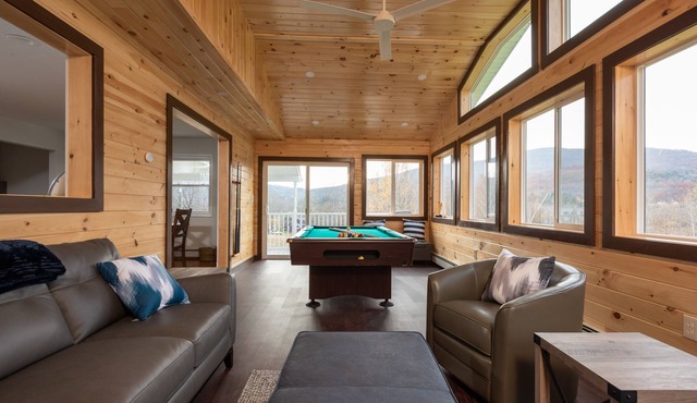 Modern Mountain House 5Bd/3Ba, HotTub, 4 Season Room, 5 min from Windham Mtn