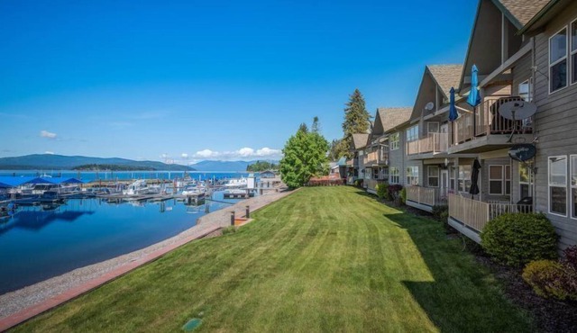 Modern Mountain Lakeside Retreat