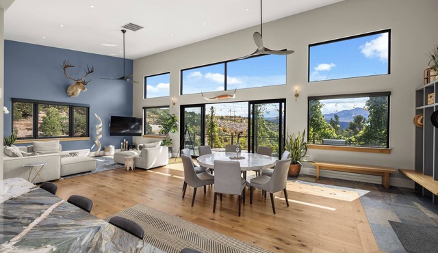 Modern Mountain New Build - 3 King Bedrooms, Salt Water Hot Tub - Amazing Views