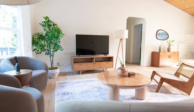 Modern Mountain Retreat - Wineries, Lakes, Hot tub, Nature