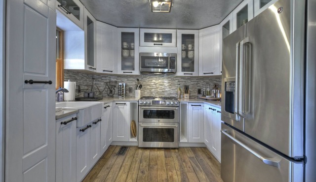 Modern Mountain “real” log cabin w stunning ^Mountain Views^ & 25 ft waterfall