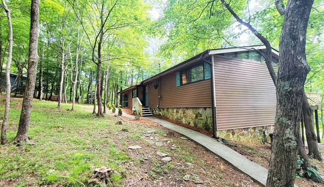 Modern Mountain Retreat | Family, Friends, Couples | Golf, Lake, Hike, Horseback