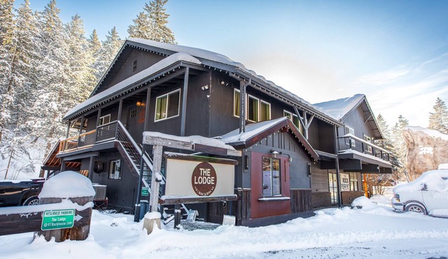 Modern mountain retreat, luxurious & cozy, ~18 mins to Leavenworth, Dogs OK