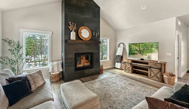 Modern Mountain Retreat with Hot Tub