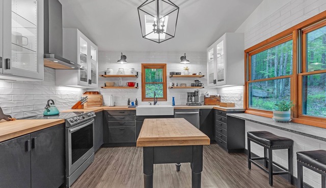 Modern Mountain Retreat Near Dolly Sods & Skiing 3 Bedroom Home