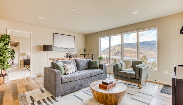 Modern mountain & river-view house with balcony, deck, gym, and WiFi