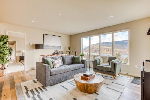Modern mountain & river-view house with balcony deck gym and WiFi